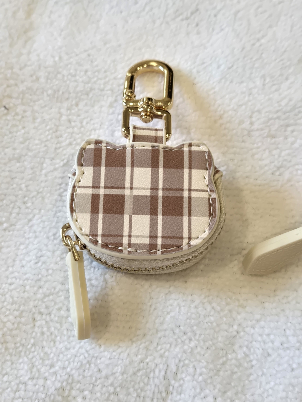 Hello Kitty Cream Plaid & Denim Cat Bag Charm/Keychain with Gold Clip - Picture 4 of 7